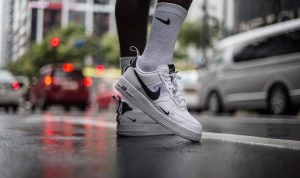 sportowe buty Nike na ulicy